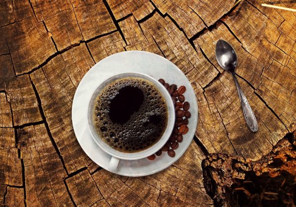 best coffee shops in san francisco downtown 咖啡师在吧台后为客人手冲单品咖啡，细口壶水流划过咖啡粉，蒸汽与晨光交织在浅色台面上